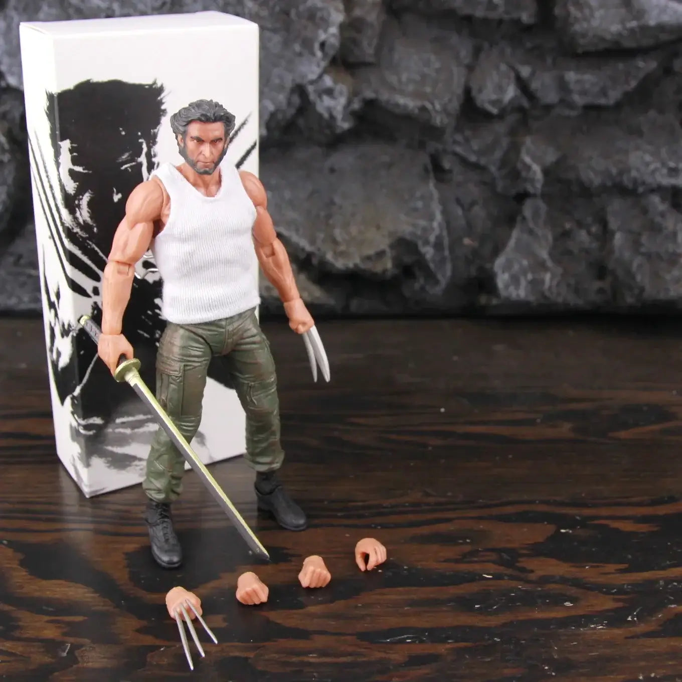 Figurine marvel wolverine logan en débardeur blanc et pantalon vert tenant une épée avec griffes amovibles