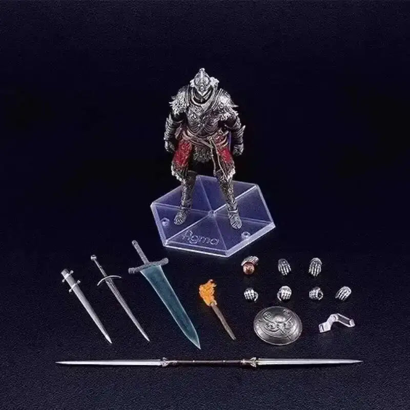 Figurine articulée max factory elden ring en armure argentée avec accents rouges sur socle hexagonal clair