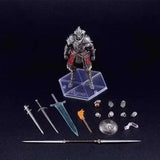 Figurine articulée max factory elden ring en armure argentée avec accents rouges sur socle hexagonal clair