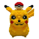 Figurine nano bricks pikachu jaune en briques interlock avec joues rouges et poké ball sur la tête propre légende pokémon