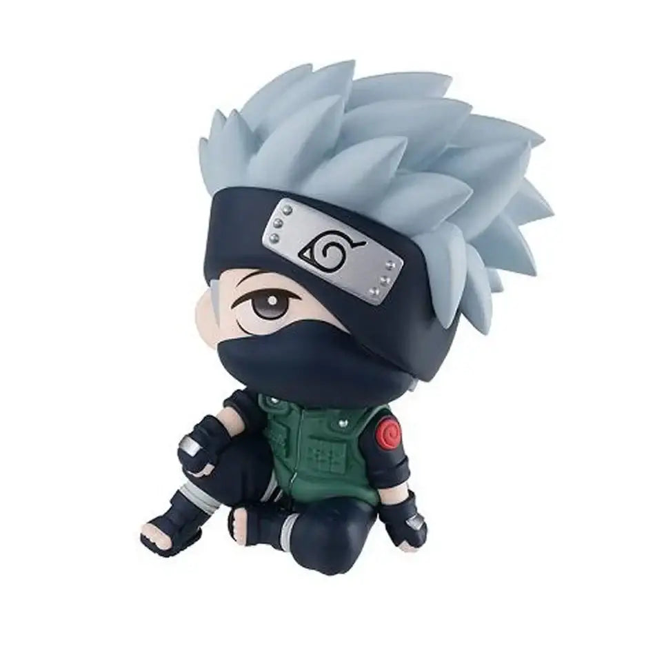 Figurine naruto kakashi sasuke itachi style chibi avec cheveux argentés, masque noir, bandeau spiralé et tenue bleu vert