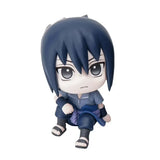 Figurine naruto shippuden chibi de sasuke itachi et kakashi avec cheveux bleu foncé en pose dynamique assise