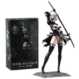 Figurine nier automata yorha no 2 type b 2b noire et argent en tenue de combat avec épée sur socle orné