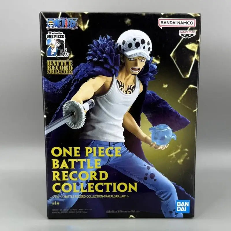 Figurine one piece trafalgar d water law en pose dynamique avec chapeau blanc à pois noirs et détails précis