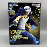 Figurine one piece trafalgar d water law en pose dynamique avec chapeau blanc à pois noirs et détails précis