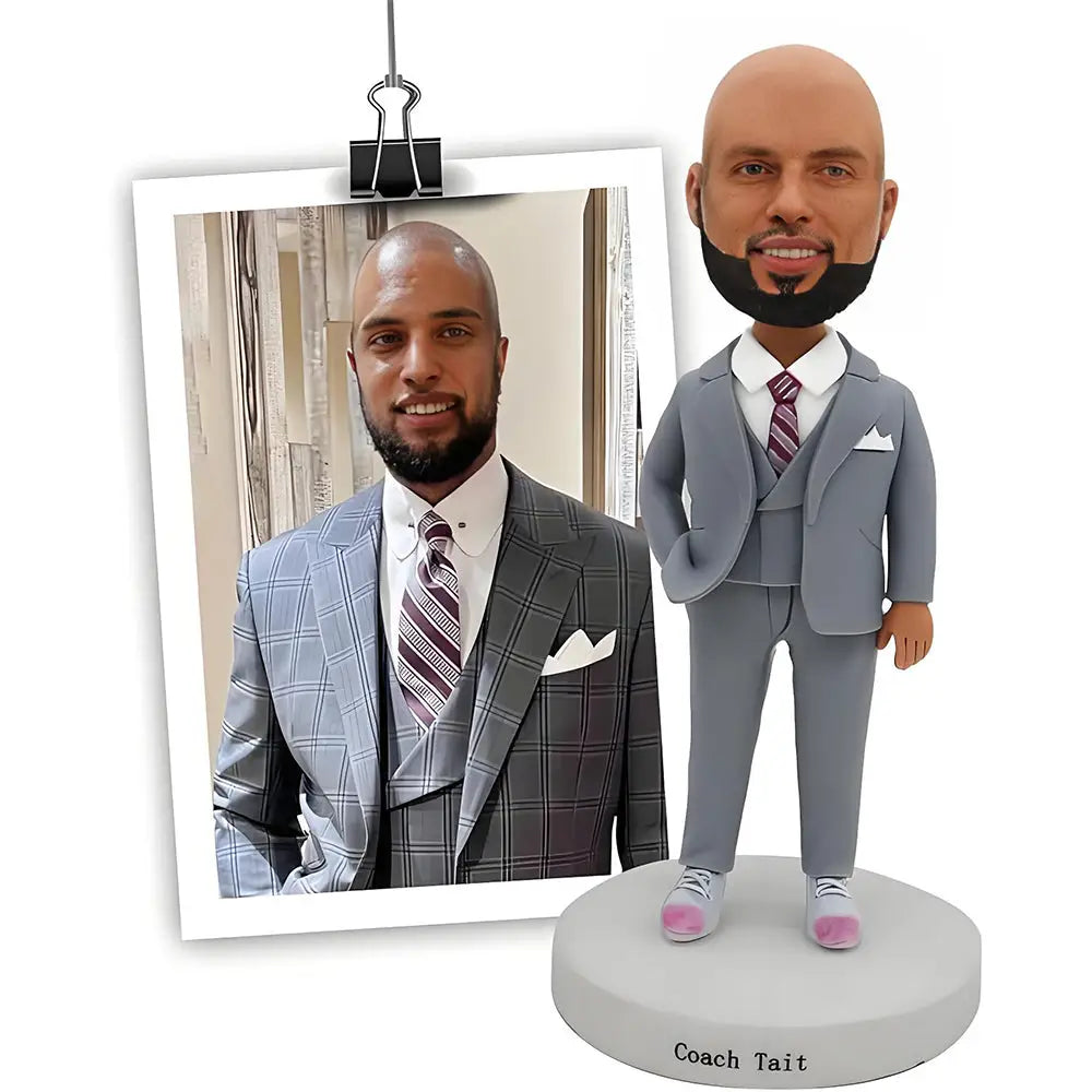 Figurine personnalisable gris représentant un homme chauve avec barbe noire en costume et cravate rayée