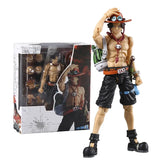 Figurine articulée portgas d ace one piece avec corps beige, short noir, chapeau orange et accessoires rouges détaillés