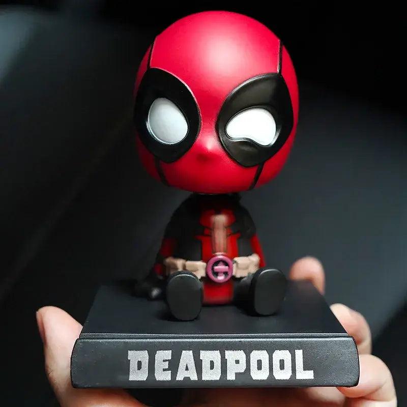 Figurine qui bouge la tête marvel deadpool rouge et noir avec finition brillante sur socle noir gravé personnages marvel