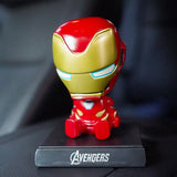 Figurine qui bouge la tête marvel en fer rouge et or avec finition brillante sur socle noir avengers pour voiture