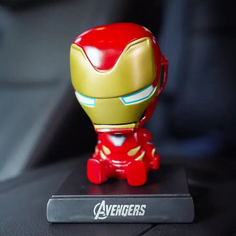 Figurine qui bouge la tête marvel en fer rouge et or avec finition brillante sur socle noir avengers pour voiture