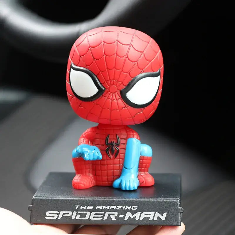 Figurine qui bouge la tête marvel spider-man rouge et bleu avec base noire et emblème araignée personnages marvel