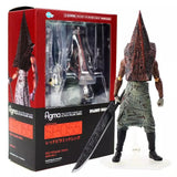 Figurine pyramide rouge de red pyramid head avec capuche texturée rouge et noire et robe gris-vert déchirée maniant une lame dentelée