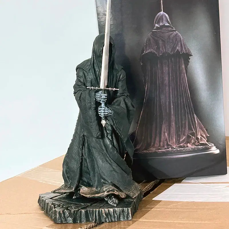 Figurine seigneur des anneaux nazgûl 30cm en statue vert foncé détaillée d’un personnage à capuche avec épée sur base rocheuse