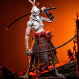 Figurine swordsman mumei avec tête de lapin pâle, longue barbe blanche, ceinture rouge et poses dynamiques détaillées