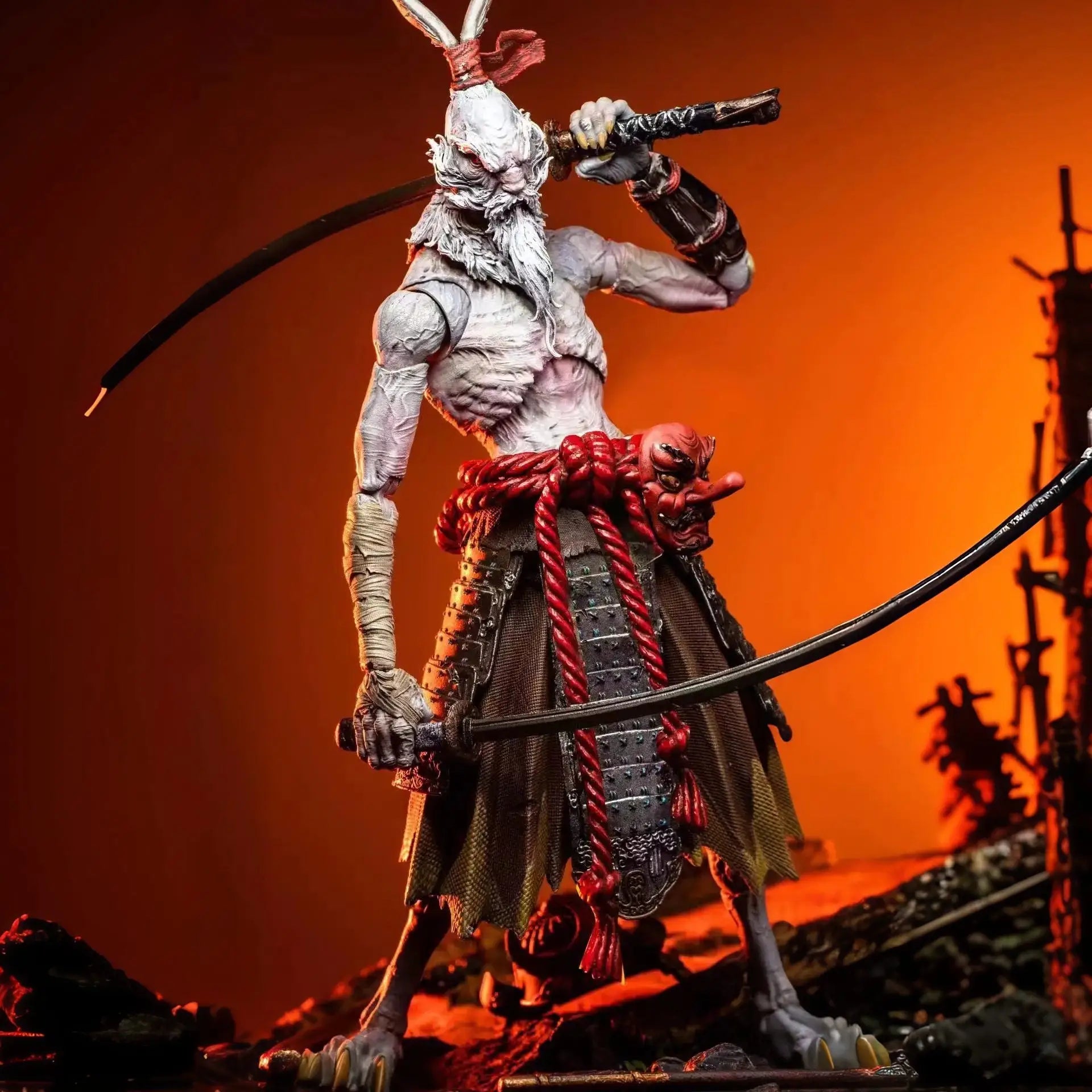Figurine swordsman mumei avec tête de lapin pâle, longue barbe blanche, ceinture rouge et poses dynamiques détaillées