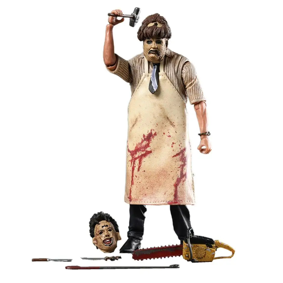 Figurine tobe hooper leatherface en cuir avec tablier sanglant tenant un marteau et une tronçonneuse au sol