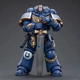 Figurine warhammer 40 000 lieutenant argaranthe en armure bleue et or tenant une épée avec finitions métalliques détaillées