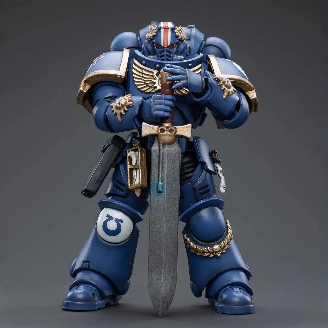 Figurine warhammer 40 000 lieutenant argaranthe en armure bleue et or tenant une épée avec finitions métalliques détaillées