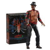 Figurine articulée freddy krueger avec points d’articulation, pull rayé rouge et vert, pantalon noir et gants griffus