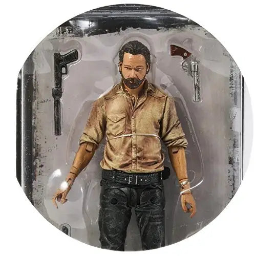Figurines walking dead d’un homme barbu en chemise tan usée avec deux armes à feu dans l’emballage