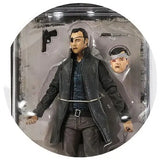 Figurine walking dead avec manteau noir imitation cuir et boucle argentée dans emballage plastique transparent