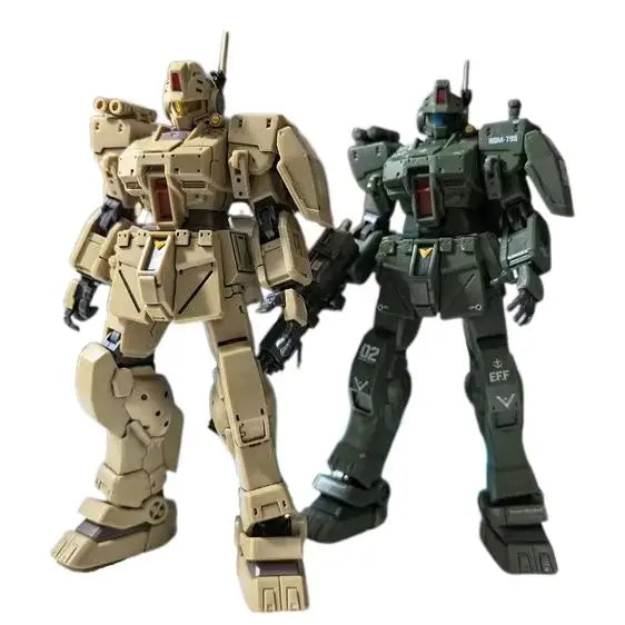 Deux figurines d’action robot mecha en plastique détaillé, une camouflage désert tan et une vert militaire avec accents rouges