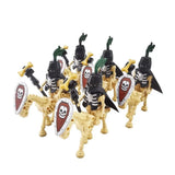 Figurines lego squelette beige de ninja pirates sur chevaux avec casques noirs et boucliers crane rouge