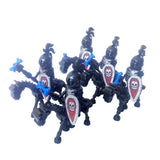 Figurines lego squelette ninja pirates en plastique noir avec boucliers à crâne rouge et blanc et accessoires bleus