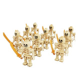 Un groupe de figurines lego squelette beige avec visages noirs tenant des épées orange ninja pirates squelette