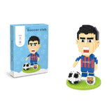 Figurines micro blocs footballer miniature bleu et rouge en briques plastiques avec ballon noir et blanc sur base verte