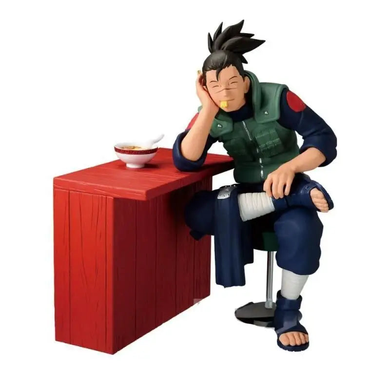 Figurines naruto iruka umino en armure verte et bleu marine assis à une table rouge du restaurant ichiraku