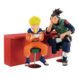 Figurines naruto iruka umino en plastique peint montrant naruto et sasuke posés sur un comptoir rouge style restaurant ichiraku