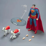 Figurines superman avec cape rouge et bleue sur socle gris avec détails soignés et chien krypto