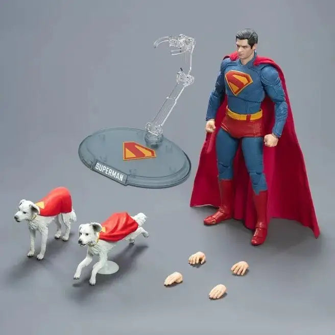Figurines superman avec cape rouge et bleue sur socle gris avec détails soignés et chien krypto