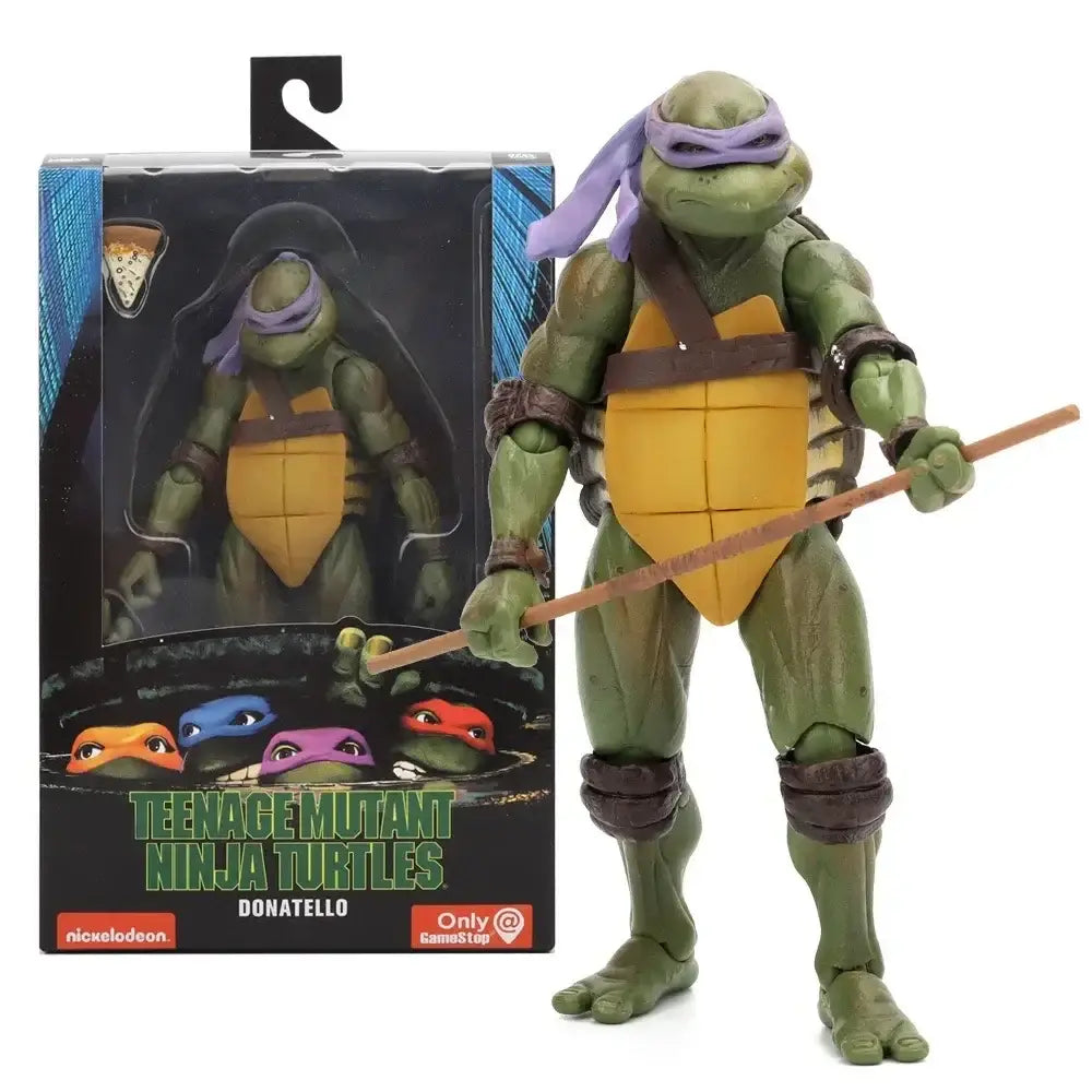 Figurine tortues ninja donatello verte avec bandeau violet et carapace jaune tenant un bâton en bois