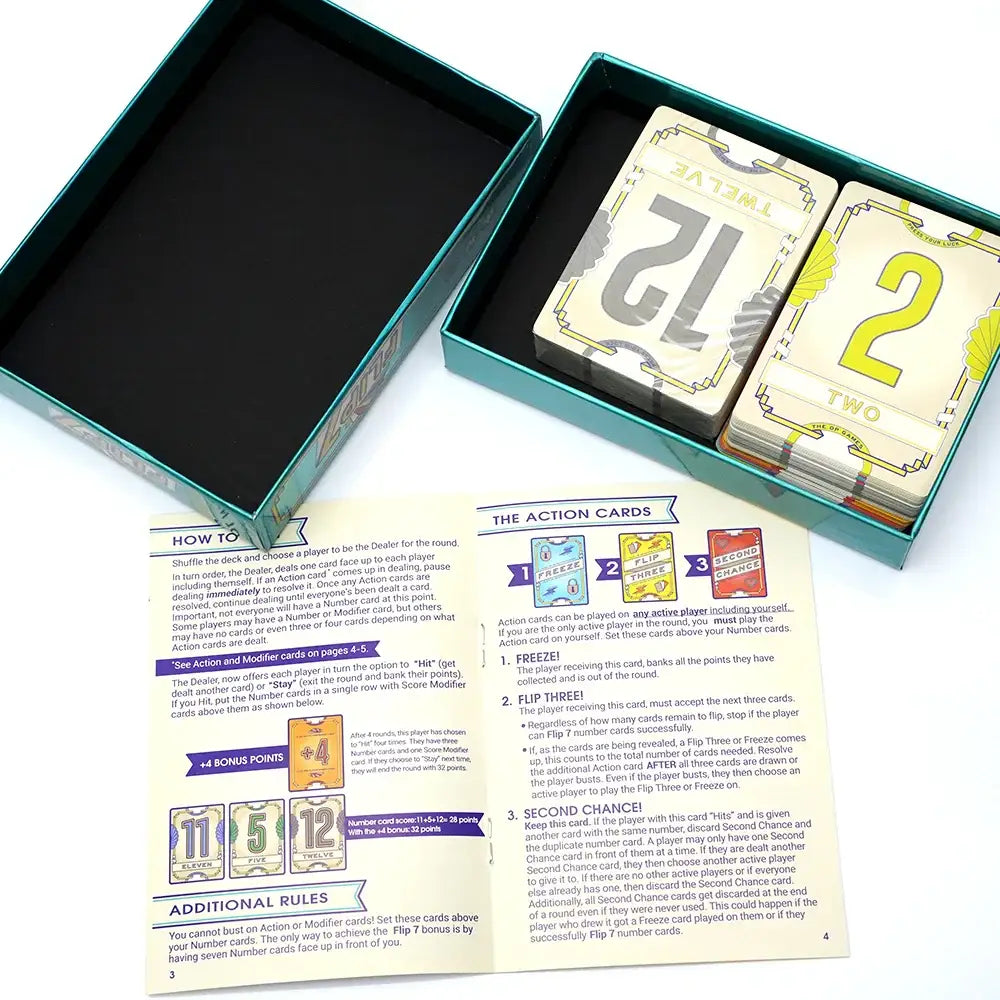 Boîte flip 7 jeu de société en teal avec cartes spéciales à faces crème et chiffres jaunes, guide inclus, idéal magasins de jouets