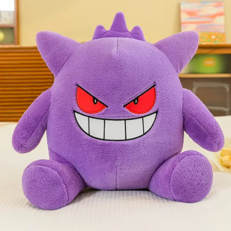 Grande peluche pokemon ectoplasma violette avec yeux rouges, large sourire blanc et pointes sur la tête