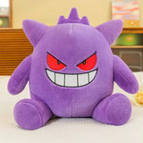 Grande peluche pokemon ectoplasma violette avec yeux rouges, large sourire blanc et pointes sur la tête