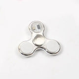 Hand spinner lumineux pour enfants en argent avec circuit visible et port usb-c au centre pour lumières led
