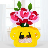 Un jeu construction fleurs en pot avec un vase en feutre jaune contenant des roses feutrées rouges et roses pour compositions florales uniques