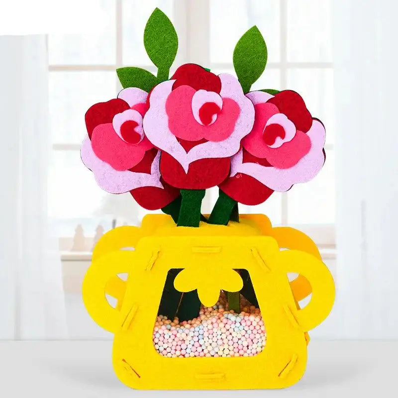 Un jeu construction fleurs en pot avec un vase en feutre jaune contenant des roses feutrées rouges et roses pour compositions florales uniques