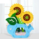 Jeu construction fleurs en pot avec compositions florales uniques de tournesols jaunes en feutre dans un arrosoir bleu