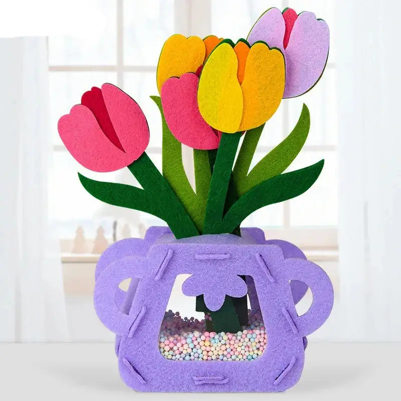 Bouquet de tulipes violettes en feutre dans un vase assorti avec anses décoratives et perles colorées jeu construction fleurs compositions florales uniques jardin enchanté