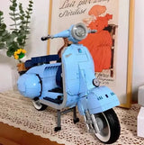 Modèle lego bleu clair d’une vespa classique pour construction moto vespa évoquant vespa roman holiday et dolce vita