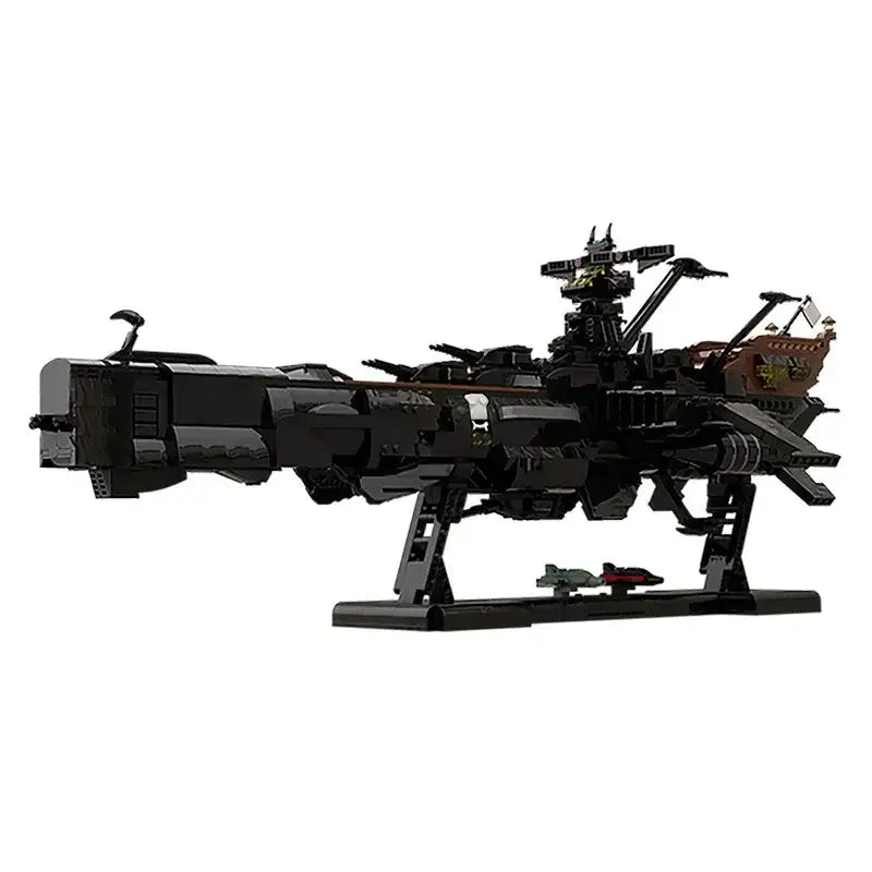 Modèle époustouflant en construction vaisseau albator noir avec détails mécaniques et petit navire rouge et or sur le pont