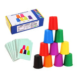 Jeu de gobelets empilables montessori en plastique coloré rouge, bleu, vert, jaune, violet, orange et noir disposés en pyramide