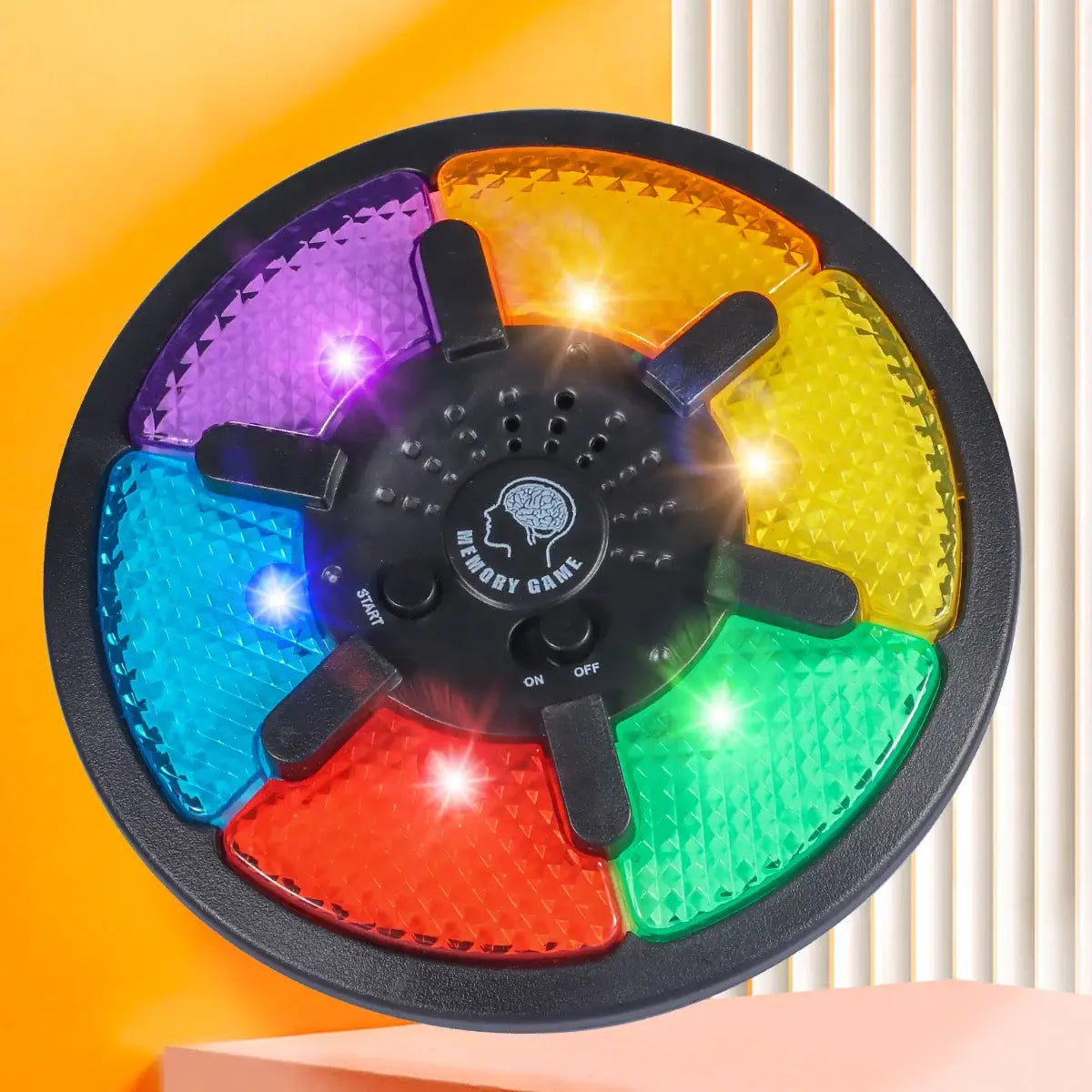 Jeu de mémoire électronique simon avec six segments colorés et un centre noir illuminé d’une icône cerveau classique indémodable
