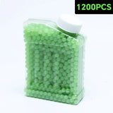 Un récipient plastique transparent avec bouchon blanc contenant 1200 billes gel rechargeables vertes pour pistolet à bille