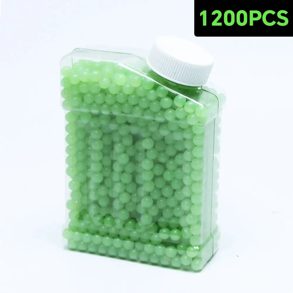 Un récipient plastique transparent avec bouchon blanc contenant 1200 billes gel rechargeables vertes pour pistolet à bille
