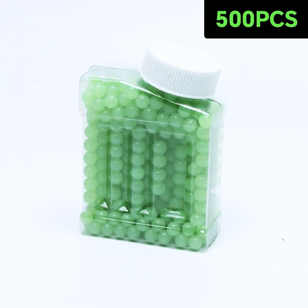 Un contenant en plastique clair avec un couvercle blanc contient 500 billes gel rechargeables vertes pour pistolet à bille